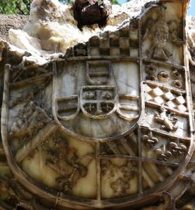 Escut de la portalada del palau dels comtes de l'Alcúdia i Xestalgar, jardins de Vivers de València