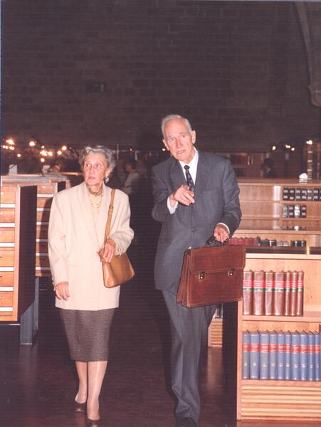 Antoni M. Badia i Margarit i Maria Cardús a la Biblioteca de Catalunya