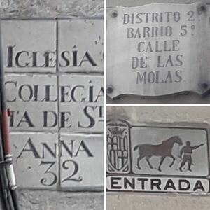 Plaques de ceràmica, sense decoració, amb els noms de carrers i un dibuix d'un cavall