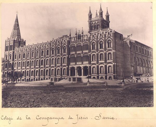 Aspecte de l’edifici l’any 1895 quan es va inaugurar amb l’acabament de l’ala esquerra i central. Vila, Ignasi (Vila Despujol). Sant Ignasi (Sarrià) : història d’un col·legi centenari. El Col·legi, 1995