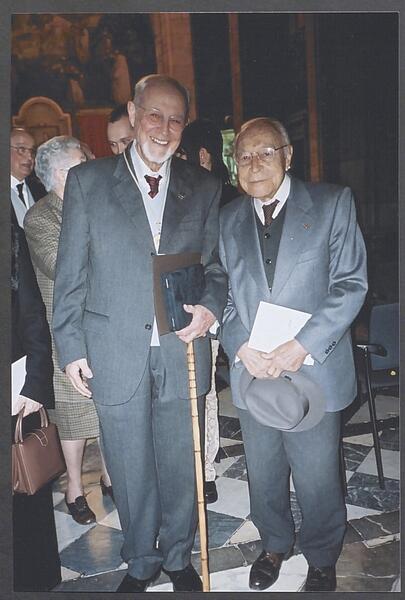 Jordi Carbonell i Moisès Broggi a l’acte de lliurament de la Medalla d’Or de la Generalitat de Catalunya. 2001. Top.: Fons J. Carbonell. Capsa 4/2