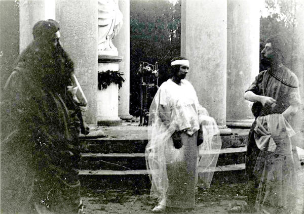 Escena de la representació de 1898 als jardins del marquès d’Alfarràs. © Autor. MAE. Institut del Teatre