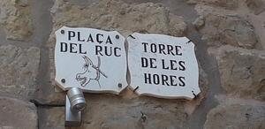 Doble placa amb dos noms alternatius a la ciutat de Solsona