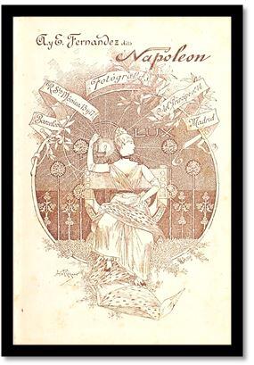 Felicitació d'Any Nou de l'estudi fotogràfic dels Napoleon. Imatge al·legòrica femenina asseguda en un tron, destaca la paraula LUX