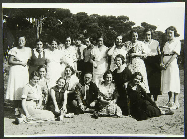 Jordi Rubió va ser també director i professor de l’Escola de Bibliotecàries. Sortida d’excursió amb les alumnes el 1933. [Biblioteca de Catalunya]