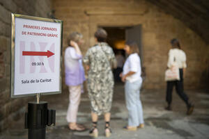 Porta de la Sala de la Caritat, on es feien les Jornades, amb alguns assistents.