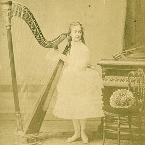 Imatge d'Esmeralda Cervantes tocant l'arpa